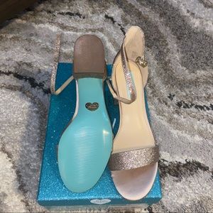 BETSEY JOHNSON CHAMPAGNE GLITTER HEEL✨👠